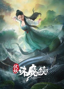 小女孩脸红着轻轻拥抱小恐龙,周围是散落的花瓣