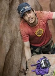 真事改编：攀岩小伙被困峡谷127小时，孤立无援只能断臂自救！