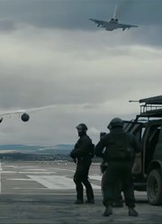 电影：恐怖分子劫机，军方派战斗机逼停，可降落后他们后悔了！