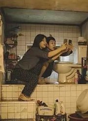 横扫奥斯卡四项大奖的韩国电影《寄生虫》，演绎穷人与富人的阶级斗争