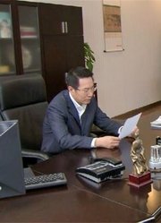 村姑想辞职回乡，老总说农村没前途，不料她竟是回村做厂长