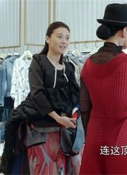 老闺蜜：老太太看中年轻人衣服，被服务员嘲笑，转眼老太太全打包