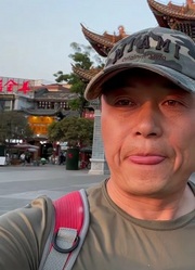 云南人真的什么都吃吗？大叔在官渡古镇吃松树叶，味道如何呢？