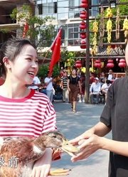 十三妹和闺蜜去抢鸭子，一抓一个准太厉害了，现场嗨个不停