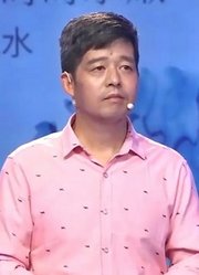 47岁大叔很溺爱孩子，导致孩子和妻子不亲，妻子：感觉自己是后妈