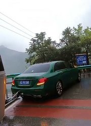 一家三口用轿车拖着6米拖挂房车淋着雨穿越皖南川藏线六道湾山路