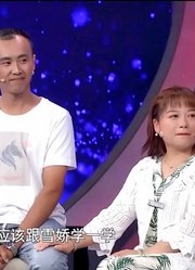 女校长也是“小女人”，台上手一直放老公身上，逗乐主持人！