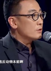 可爱狗狗拥有神奇本领，听主人口令站在球上表演，动作萌翻了