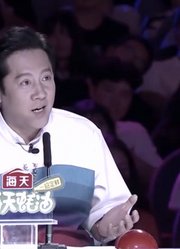 年轻男孩挑战身体极限，表演创意激光杂技秀，高难度动作让人惊叹