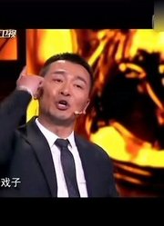 敬业！演员吴樾台上表演，拿起啤酒一口饮完，观众鼓掌大叫：好