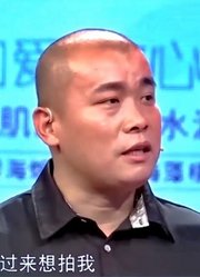 男子有脚气，孩子想粘着父亲被妻子阻止，妻子：会染上细菌