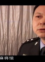父亲带着赎金到达交易地点，嫌疑人十分狡诈，父亲却悲痛欲绝