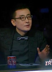 奇幻舞团身穿荧光服，表演不一样的街舞，又酷又炫