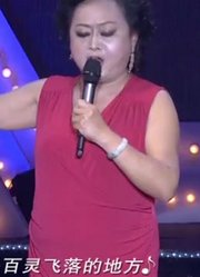 大妈身穿红裙开口唱歌，三位导师一听完，竟都劝她不要再唱了