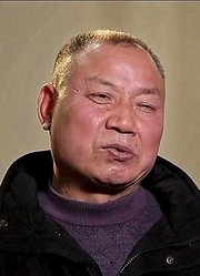 男子帮村民找孩子，却因为文化不够丢掉工作，竟让儿子继续来做