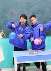 老师让学生牙签扎气球并且不爆炸，结果只有女学霸成功了