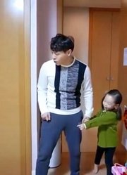 319益智：跟爸爸偷吃巧克力被妈妈发现了