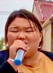 朱之文女儿竟然是歌手？村口演唱《谁》，一开口直起鸡皮疙瘩！
