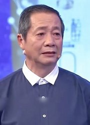 面对儿子的离世，男子一直选择逃避不敢走出阴影，导师好言相劝