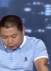 弟弟拿钱去孝敬父亲却被姐姐以为是弟媳给的姐弟当众吵起来