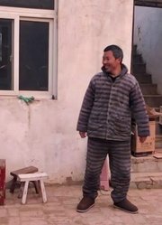 农村“睡衣帮”现身，专家表示成何体统！农民习以为常，你咋看？