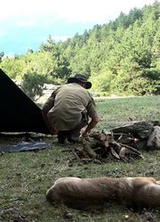 丛林露营大神带着哮天犬徒步深山，生火过夜，还有美食