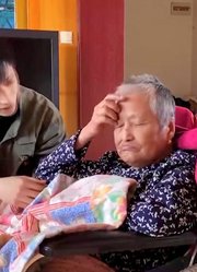 奶奶身患重病，孙子上电视为她表演节目，佟丽娅看哭了