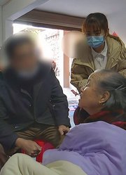 七个子女争执母亲赡养问题，约定轮流照顾，老二忘记赡养引不满