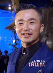 男子身穿潜水服，在水中表演变脸，赢得阵阵掌声