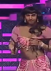 印度国宝级演员沙鲁克汗在达人秀舞台跳钢舞，他老婆都被逗笑了