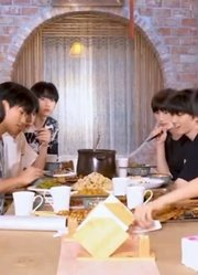 时代少年团，一起聚餐，也是小炸们自己做的哦