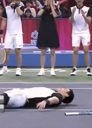 游泳冠军孙杨爆笑打网球，这技术太差了，他气的直接倒地上！