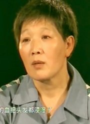 儿子目睹父亲虐待母亲，看着母亲倒在地，儿子哭着给妈妈上药