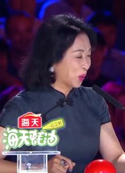 男子表演不一样的魔术，和观察员互动套路不断，台下笑个不停