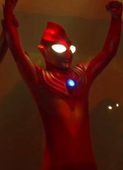 初代和泽塔陷入苦战，一团光芒降临，迪迦闪亮登场