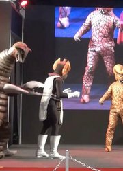 奥特曼舞台剧：两个宇宙人打伤艾克斯，欧布出手收拾他们