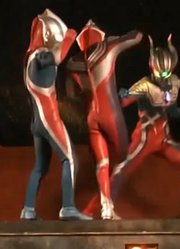 奥特曼舞台剧：宇宙人控制了迪迦和泰罗，让其围攻赛罗