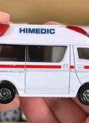 开箱检查不同型号的救护车