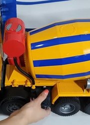 我们从箱子里拿出各种重型设备