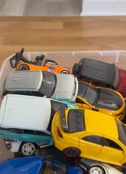 卡车和其他车辆在斜坡上滑行