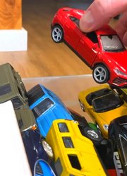 压铸模型车沿着斜坡驶入13号箱子