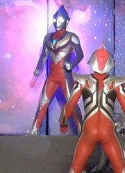 奥特曼舞台剧：四位奥特曼围攻赛罗，迪迦出手横扫他们