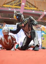 奥特曼舞台剧：欧布和利布特被杰顿打趴在地，赛罗超帅救场