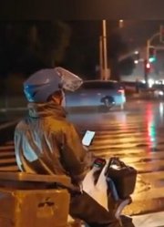 女性外卖员的存在让人感到舒适皆是人间舒适风