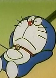 我家小孩最近迷上了《哆啦A梦》万能眼镜，还拉着爸妈一起看