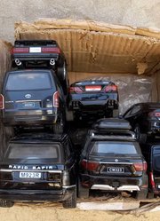 一盒黑色压铸模型。汽车收藏，日产，丰田，梅赛德斯，本田