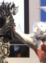 奥特曼舞台剧：安培拉星人打伤赛罗和小梦，奥特之父出手教训他