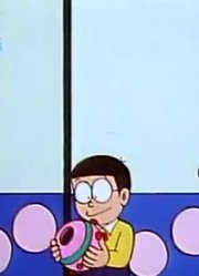 我们家小孩最近迷上了《哆啦A梦》妖怪球上，还拉着爸妈一起看