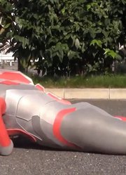 奥特曼舞台剧：艾克斯被宇宙人和怪兽打趴在地，开挂后反败为胜