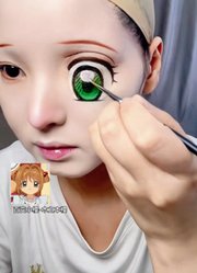 女生cos动漫角色，用纱布眼贴画二次元的眼睛，这能看得见吗？